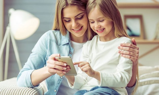 والدین باید استفاده از تبلت و تلفن هوشمند کودکان را مدیریت کنند