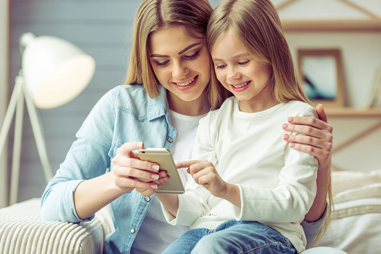 والدین باید استفاده از تبلت و تلفن هوشمند کودکان را مدیریت کنند