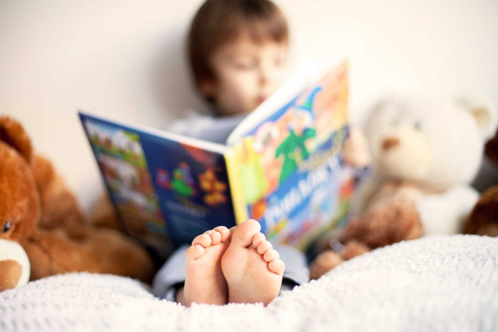 چگونه کودکان را به کتاب خواندن علاقه مند کنیم ؟
